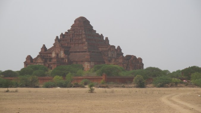 Dhammayan Gyi Temple, built in 1170. 